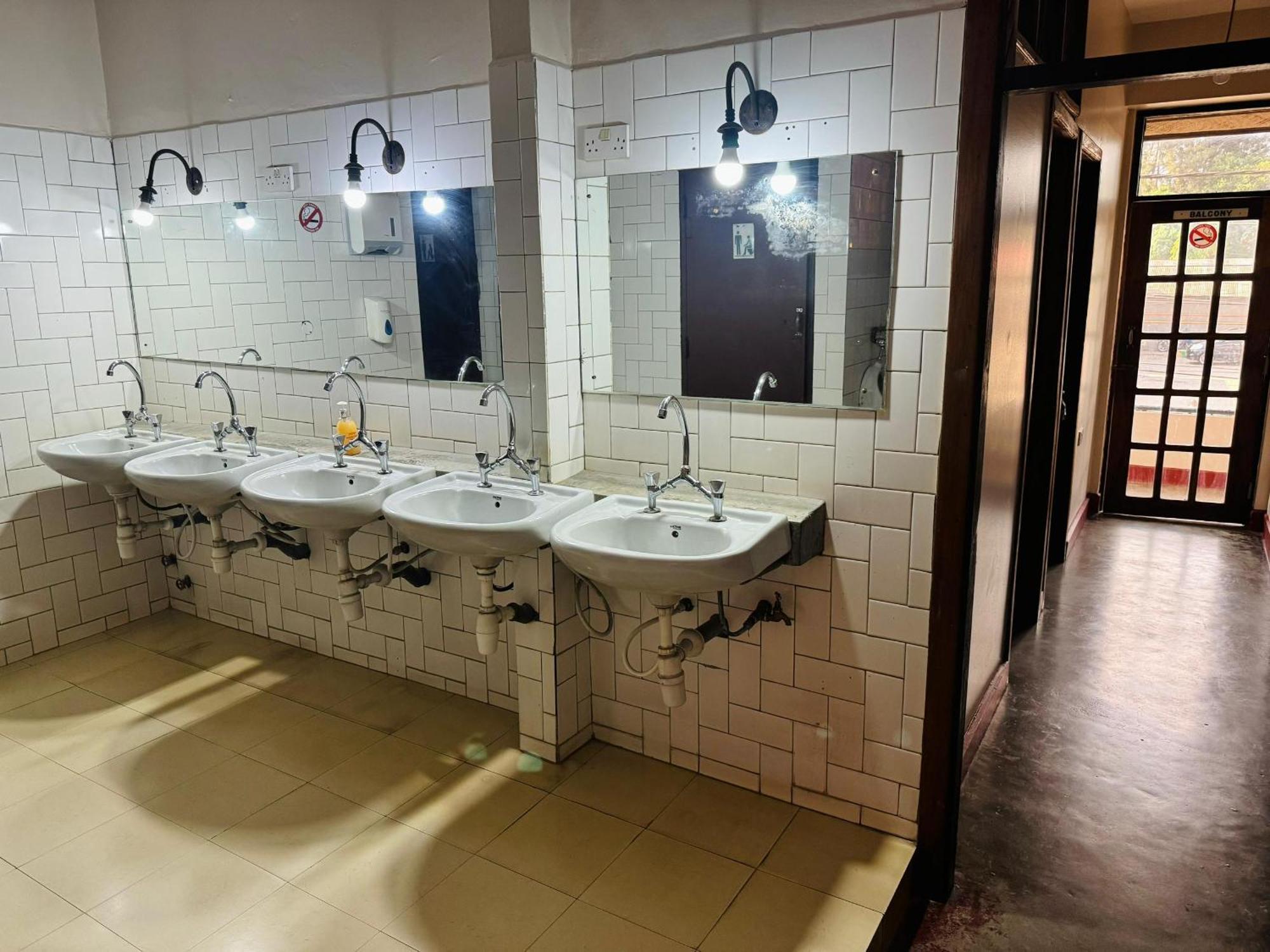 Arusha Backpackers Hotel Екстериор снимка
